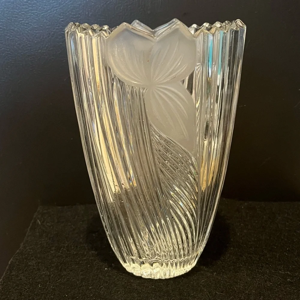 VTG Anna Hutte Bleikristall clear cut 24% lead crystal vase frosted iris design